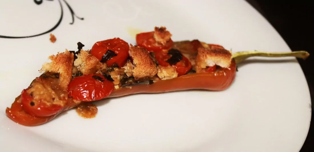 Fetos sūriu įdarytos paprikos su vyšniniais pomidorais