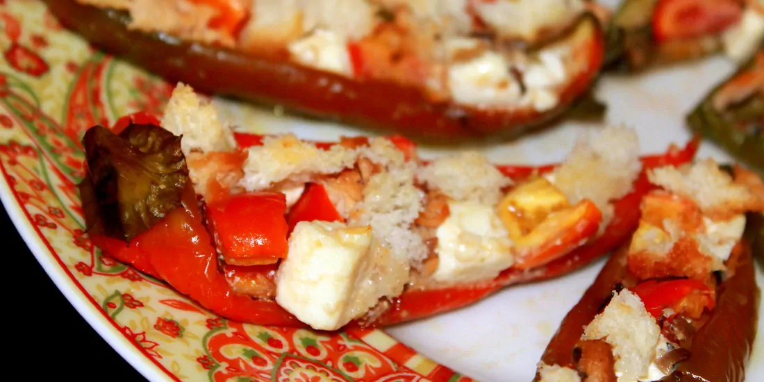 Fetos sūriu įdarytos paprikos su vyšniniais pomidorais