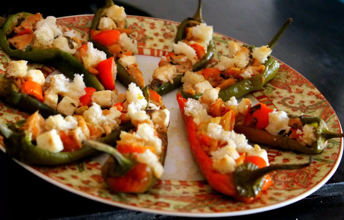 Fetos sūriu įdarytos paprikos su vyšniniais pomidorais