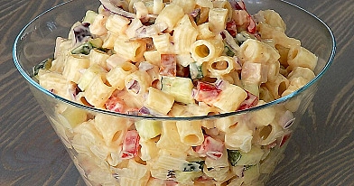 Makaronų salotos su kumpeliu, paprikomis, pomidorais, kukurūzais ir sūriu