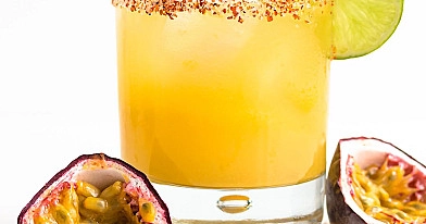 Passion fruit margarita cocktail - tekilos kokteilio receptas su pasifloru