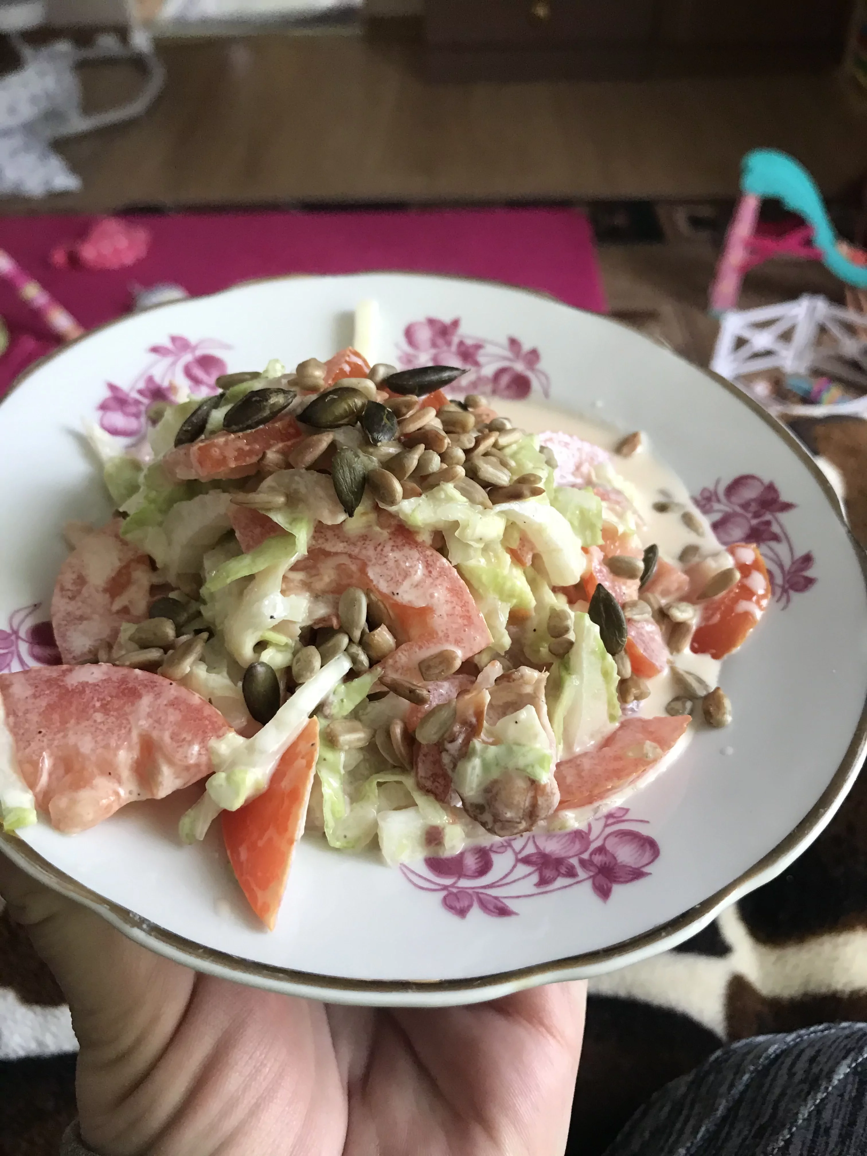 Pekino kopūstų salotos su rūkyta vištiena, pomidorais ir saulėgrąžomis