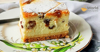 Sernik - tradicinis lenkiškas varškės pyragas su razinomis