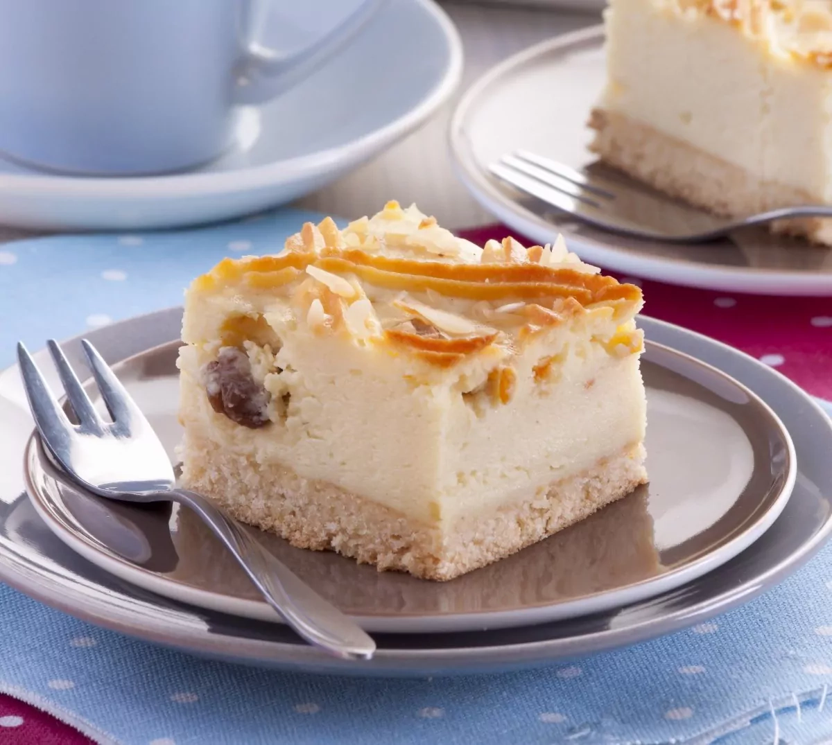 Sernik - tradicinis lenkiškas varškės pyragas su razinomis