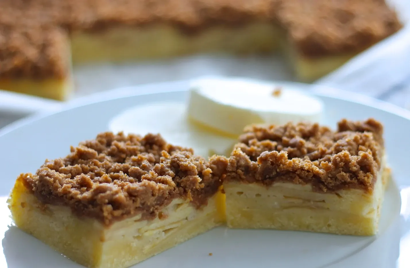 Vokiškas obuolių pyragas su traškiais cinamono trupiniais