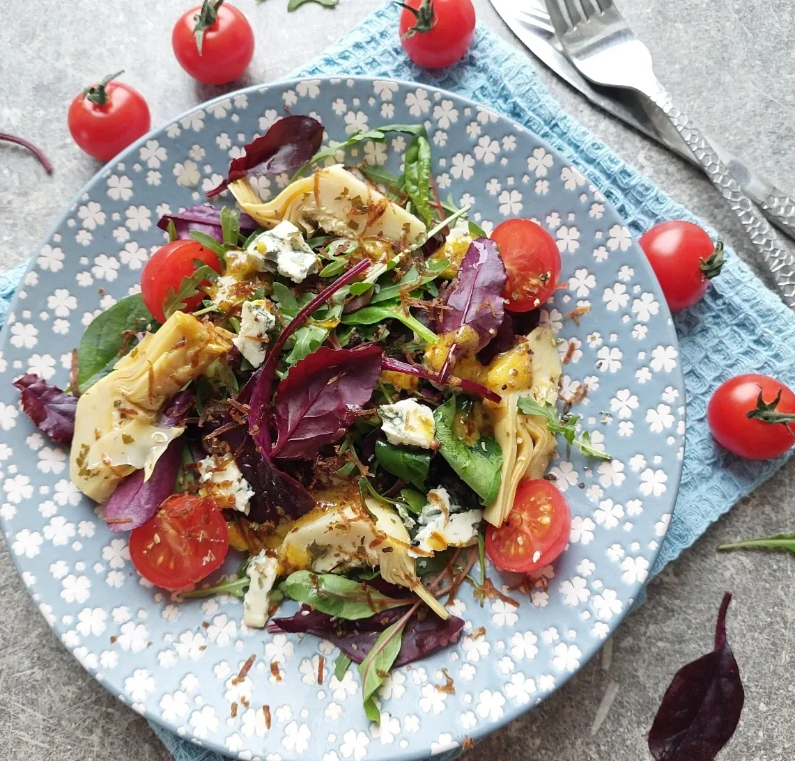 Salotos su artišokais ir mėlynojo pelėsio sūriu