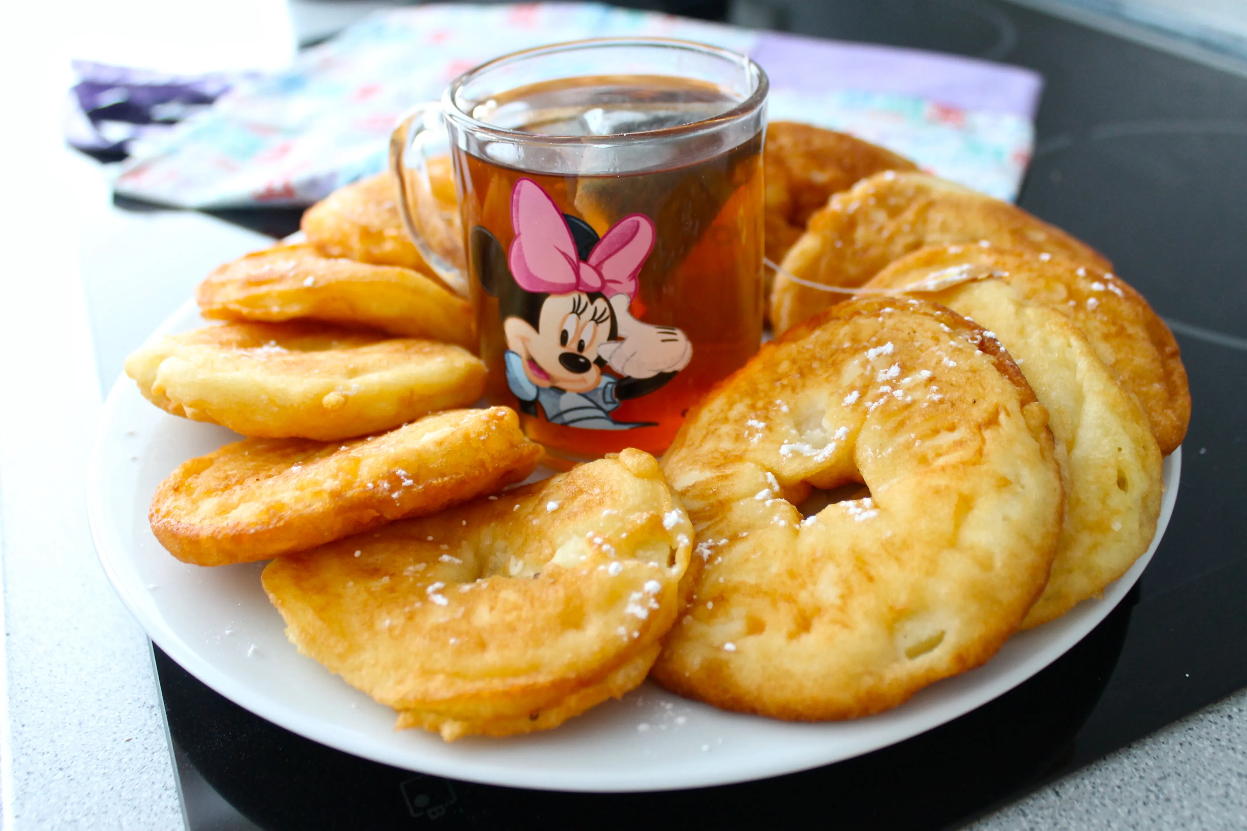 Keptuvėje kepti obuoliai bemielėje tešloje