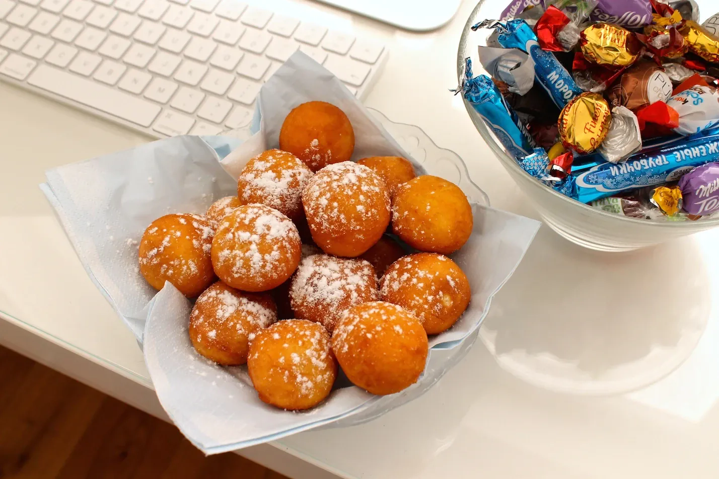 Kondensuoto pieno spurgos su kiaušiniais, miltais ir kepimo milteliais