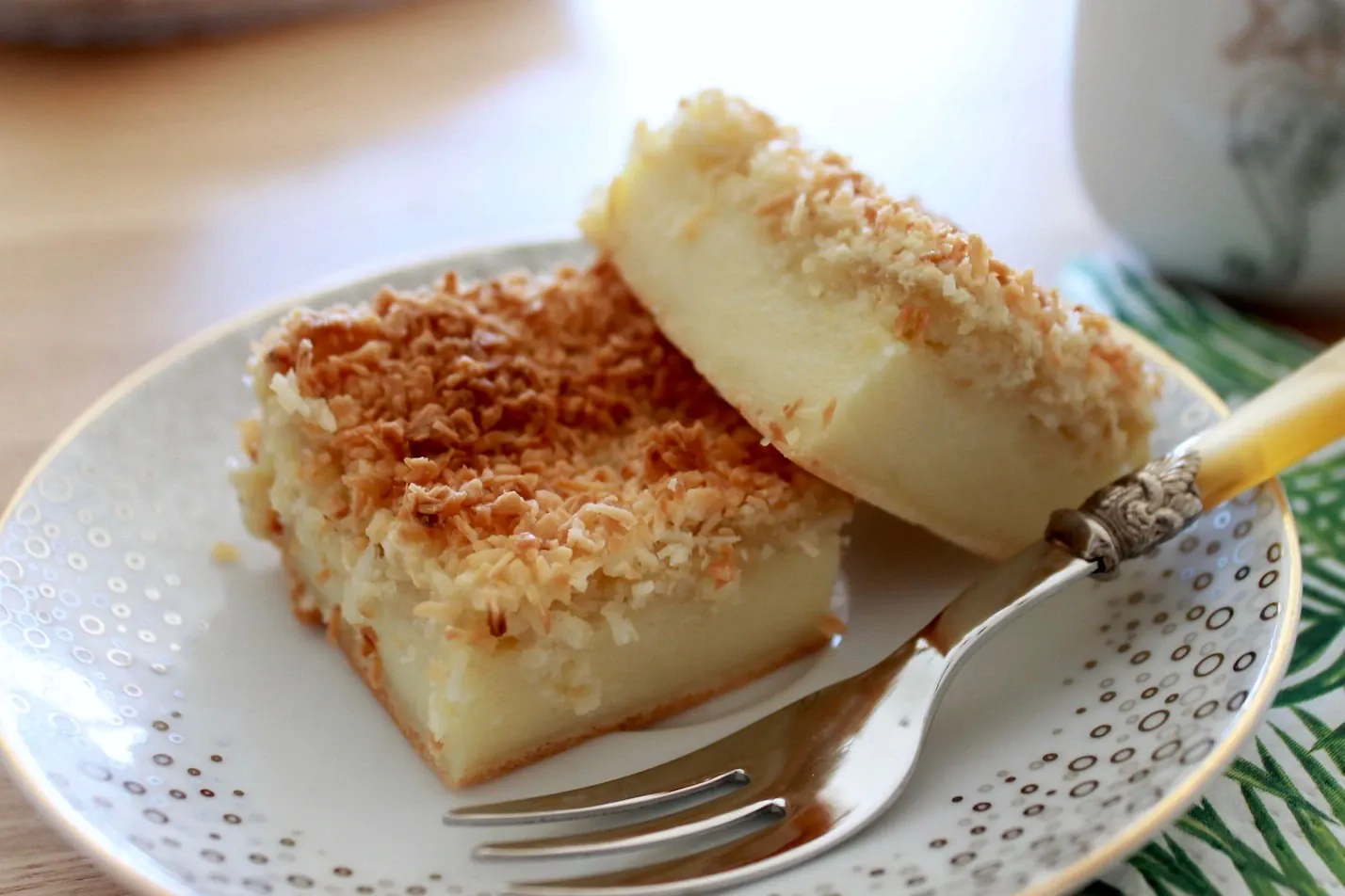 Paprastas pyragas su kokosų drožlėmis ir grietinėle