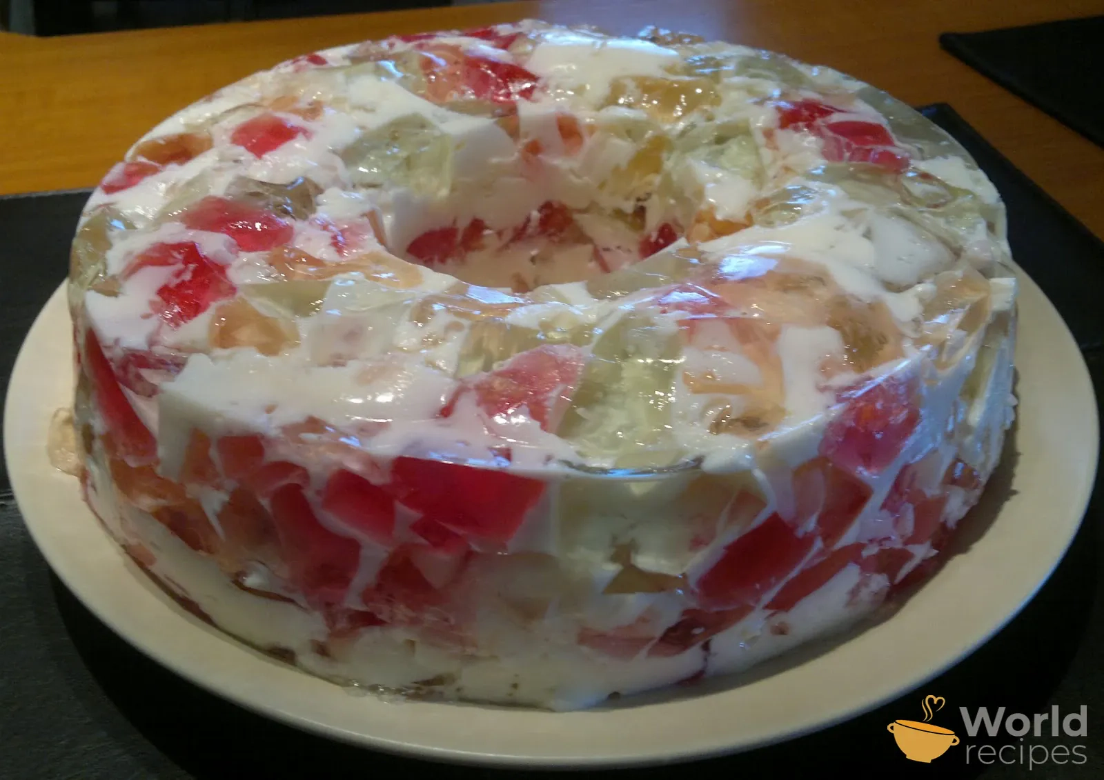 Paprastas želė tortas su grietinėle, pienu ir želatina