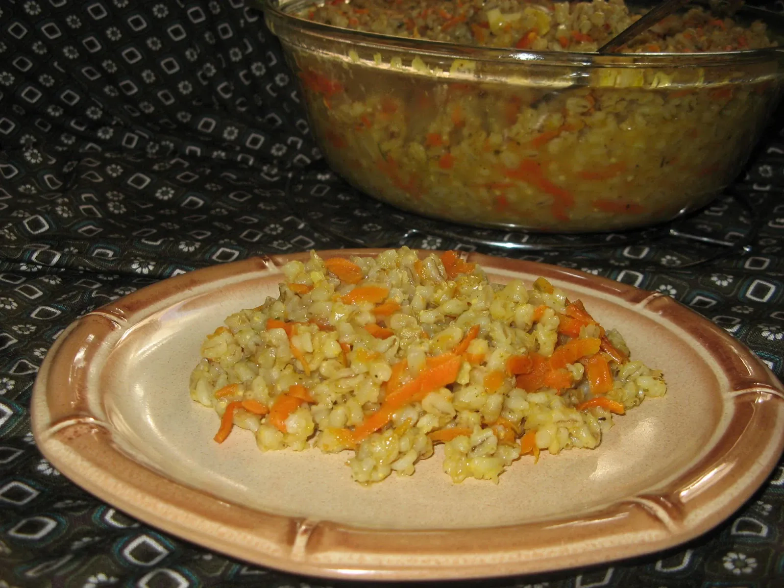 Perlinės kruopos su morkomis ir svogūnais