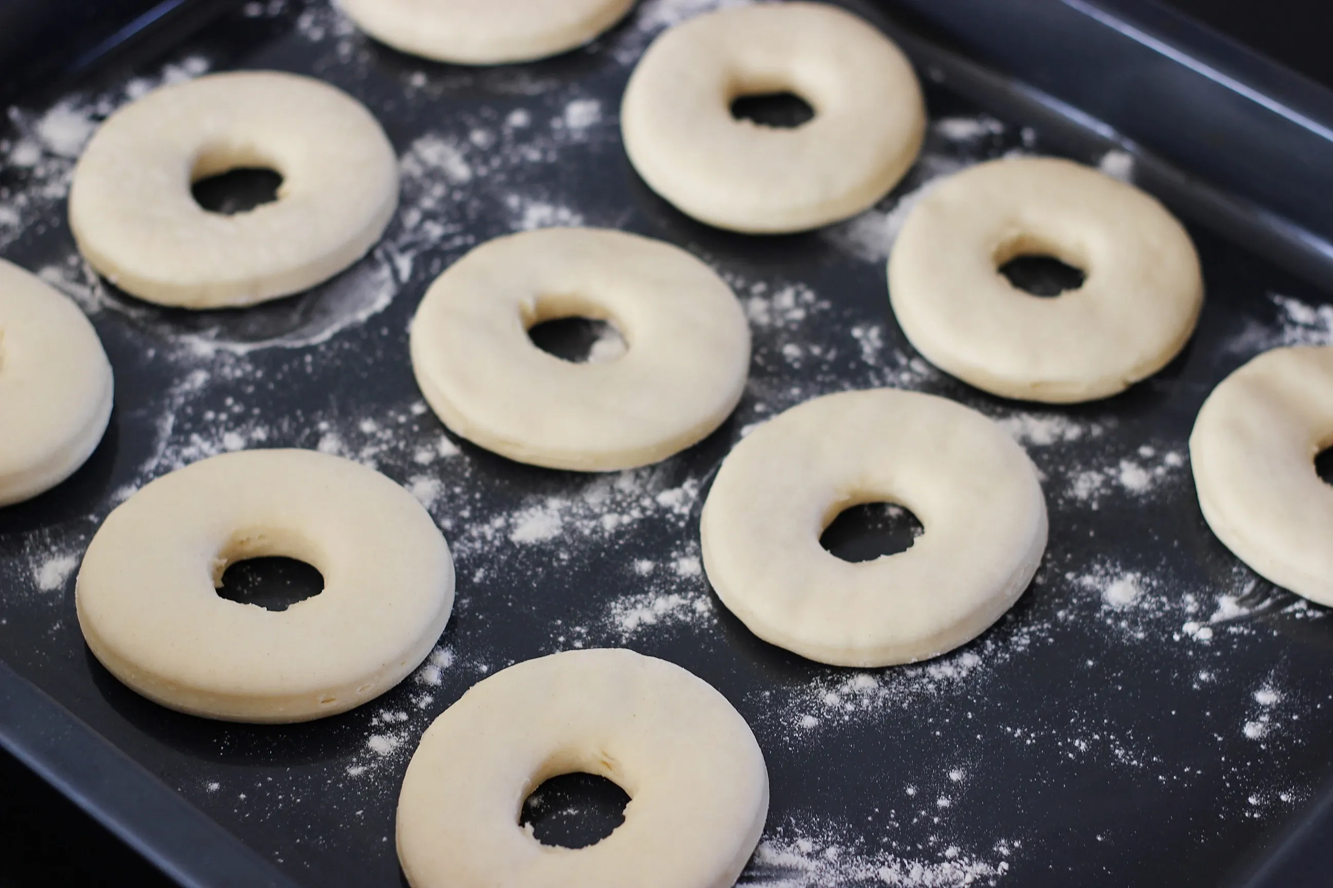 Cronut - nuostabios spurgos su įdaru ir šokolado glaistu