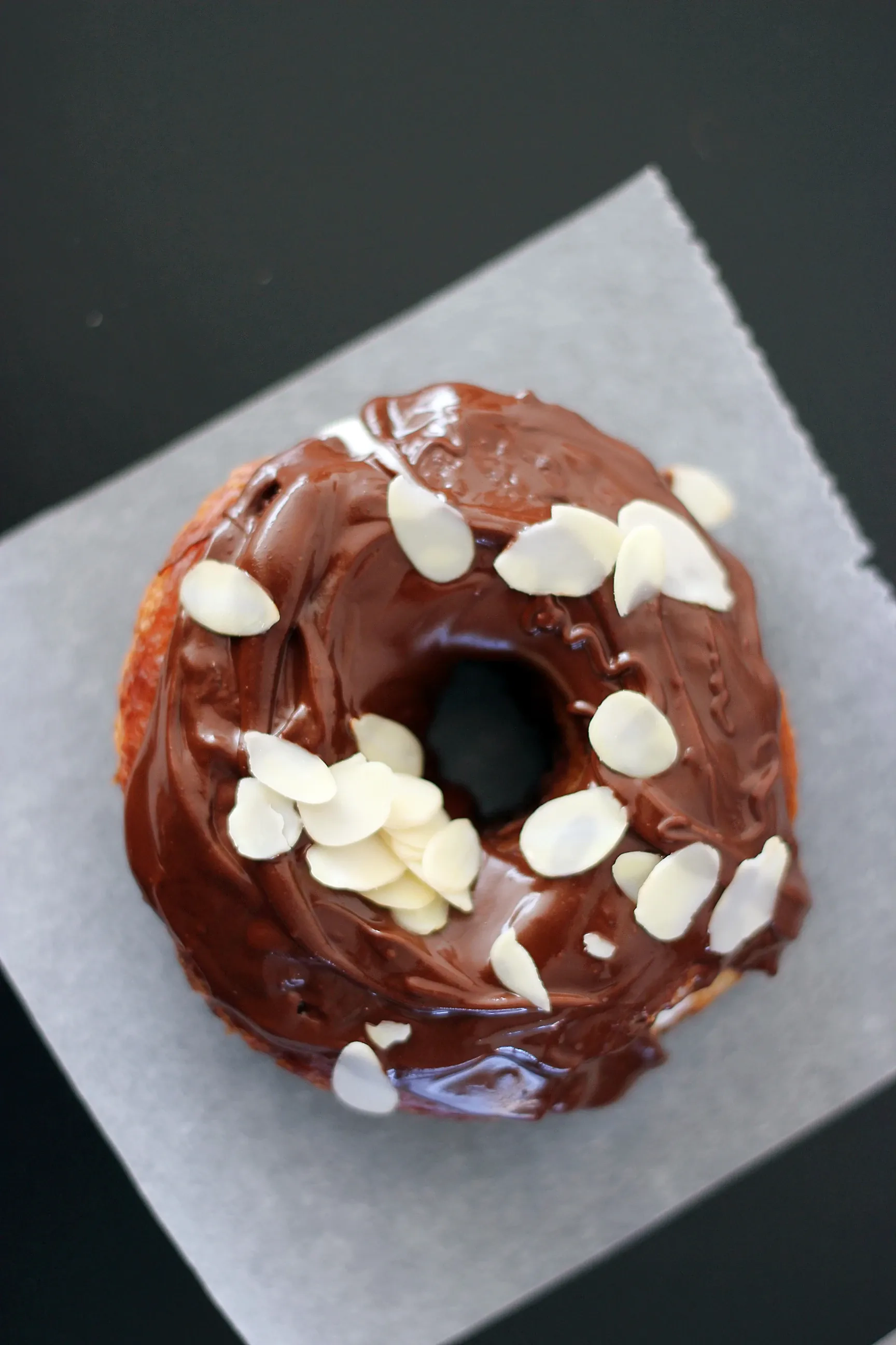 Cronut - nuostabios spurgos su įdaru ir šokolado glaistu