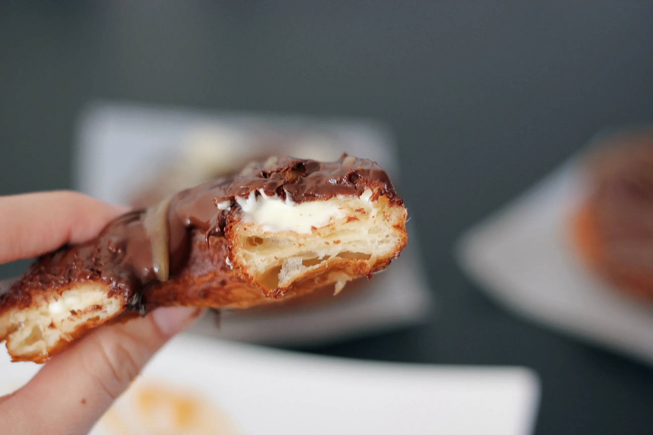 Cronut - nuostabios spurgos su įdaru ir šokolado glaistu