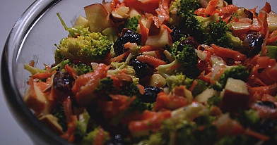 Brokolių salotos su jogurtiniu padažu