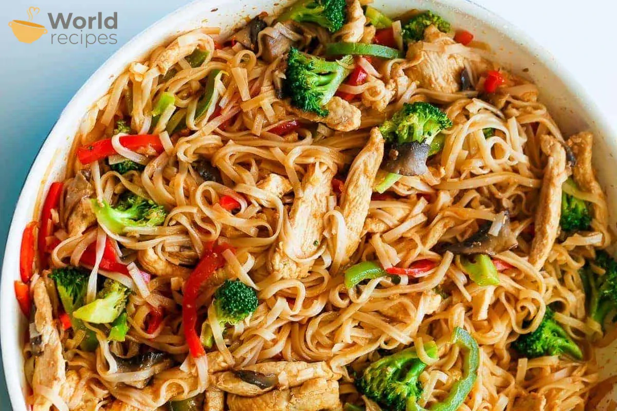Thai kiaušininiai makaronai su vištienos filė bei Teriyaki padažu, pagardinti sezamų aliejumi