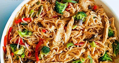 Thai kiaušininiai makaronai su vištienos filė bei Teriyaki padažu, pagardinti sezamų aliejumi