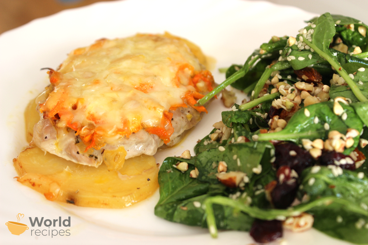 Kiaulienos nugarinės kepsniai orkaitėje su bulvių sluoksniu ir sūriu