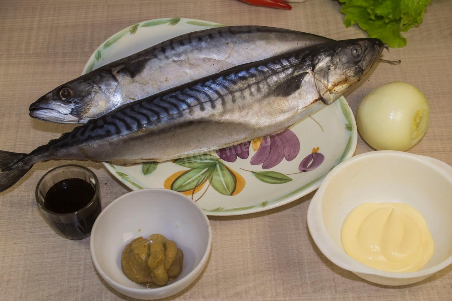 kepta skumbrė garstyčių padaže su svogūnais - ingredientai