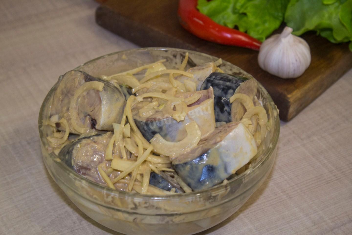 sumaišyta skumbrė su padažu ir svogūnais