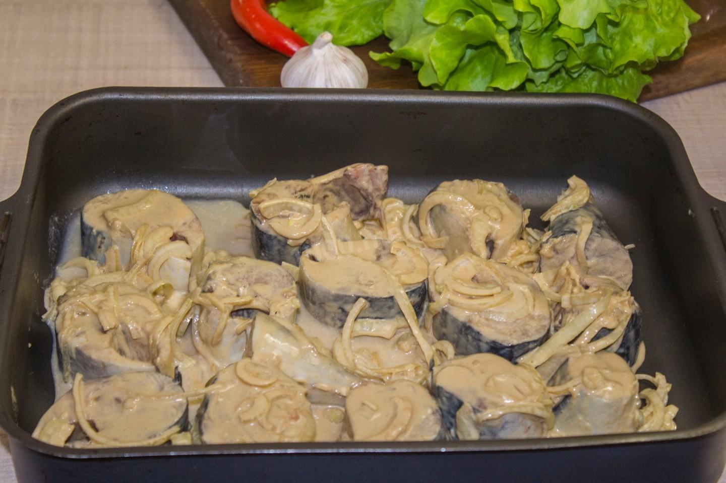 pamarinuota skumbrė sudėta į kepimo formą