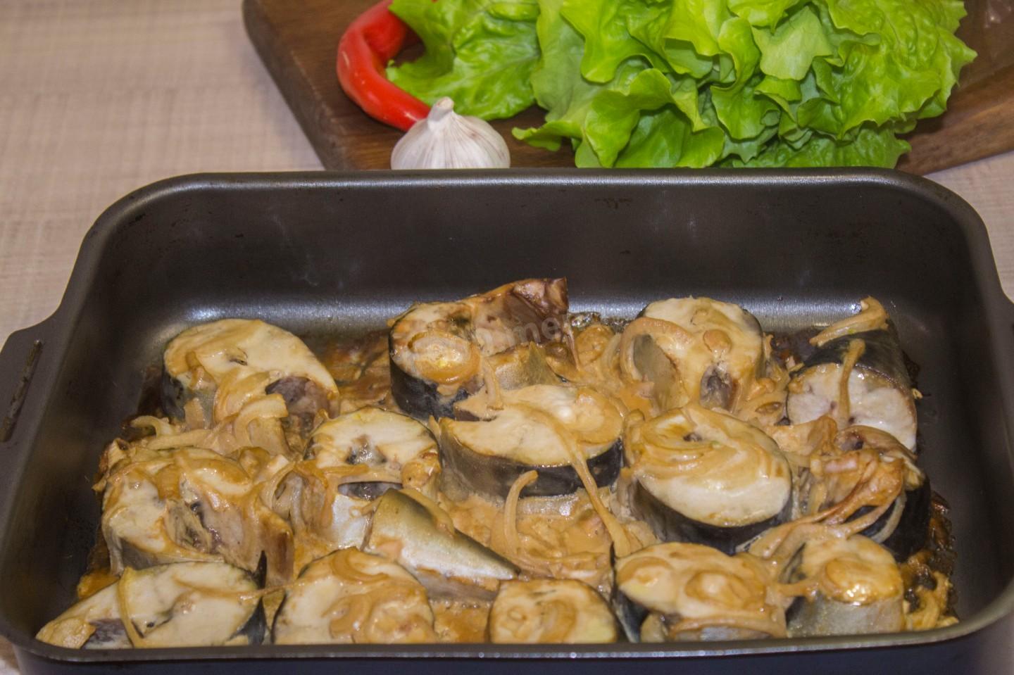 iškepta skumbrė su garstyčių ir majonezo padažu bei svogūnais