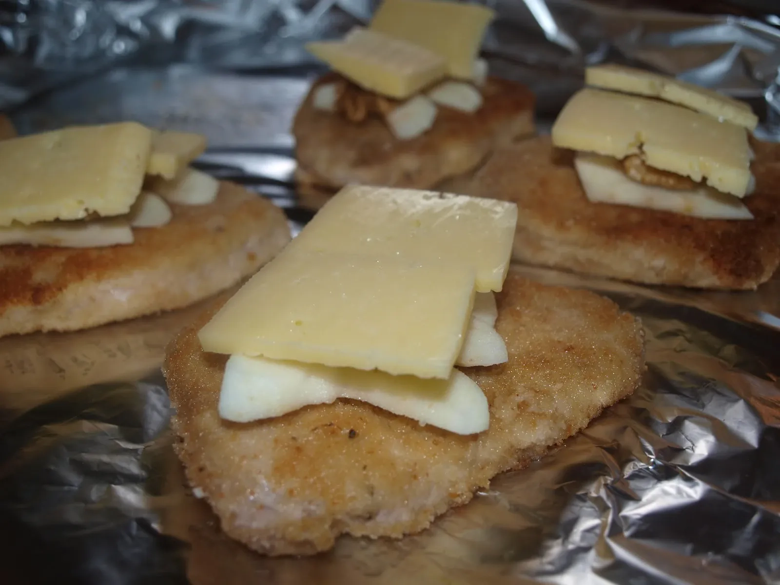 Kiaulienos kepsnys su obuoliais ir sūriu