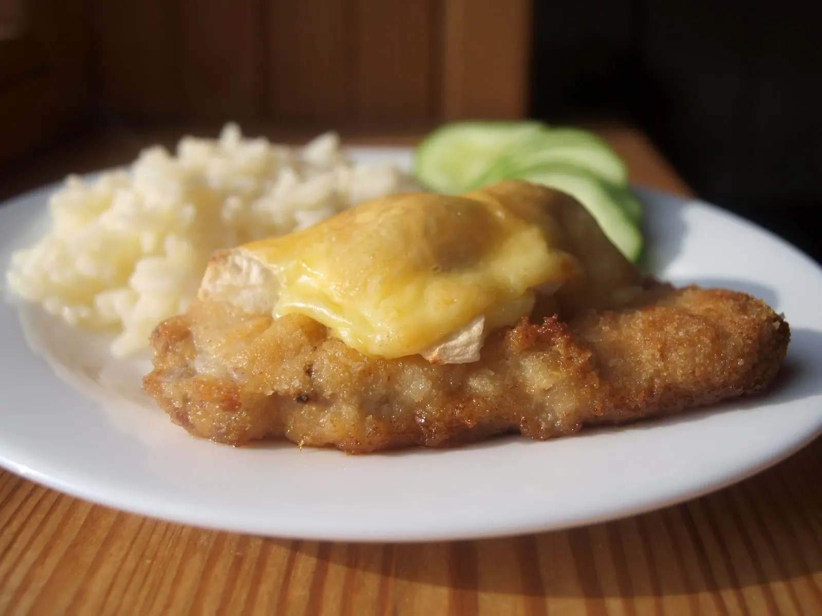 Kiaulienos kepsnys su obuoliais ir sūriu