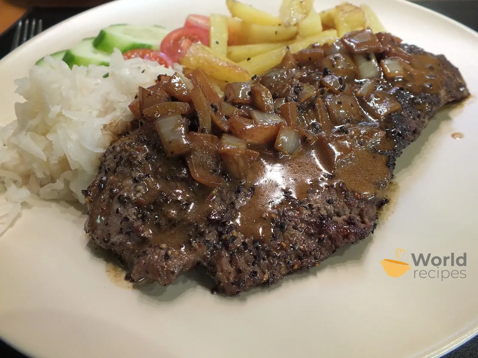 Pipirinis brandintos jautienos steikas su grietinėlės ir svogūnų padažu