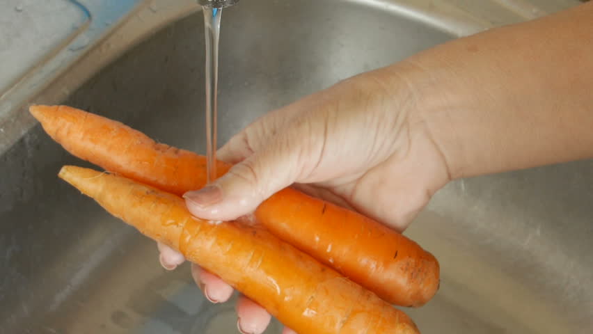 lavar las zanahorias