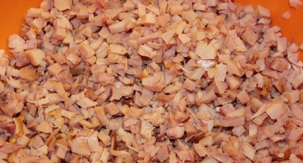 pollo ahumado cortado en dados pequeños