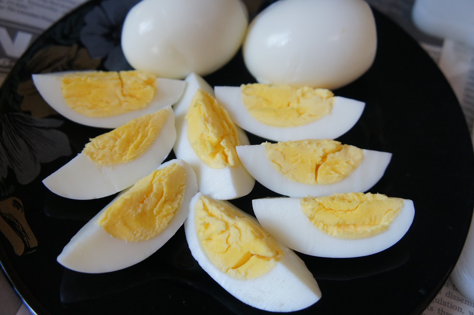 нарезать яйца крупными четвертинками