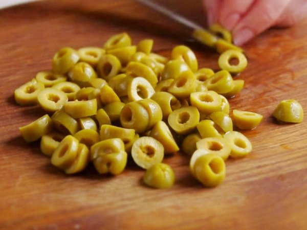нарезанные зеленые оливки для салата