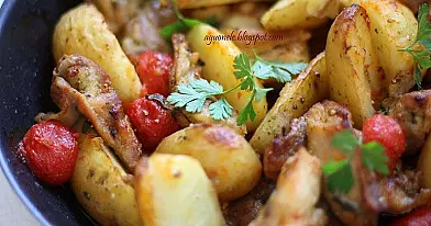 Vištienos kumpelių troškinys su bulvėmis ir pomidorais