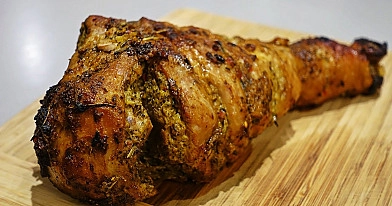 Kalakuto koja sūdytos citrinos ir žolelių pesto padaže