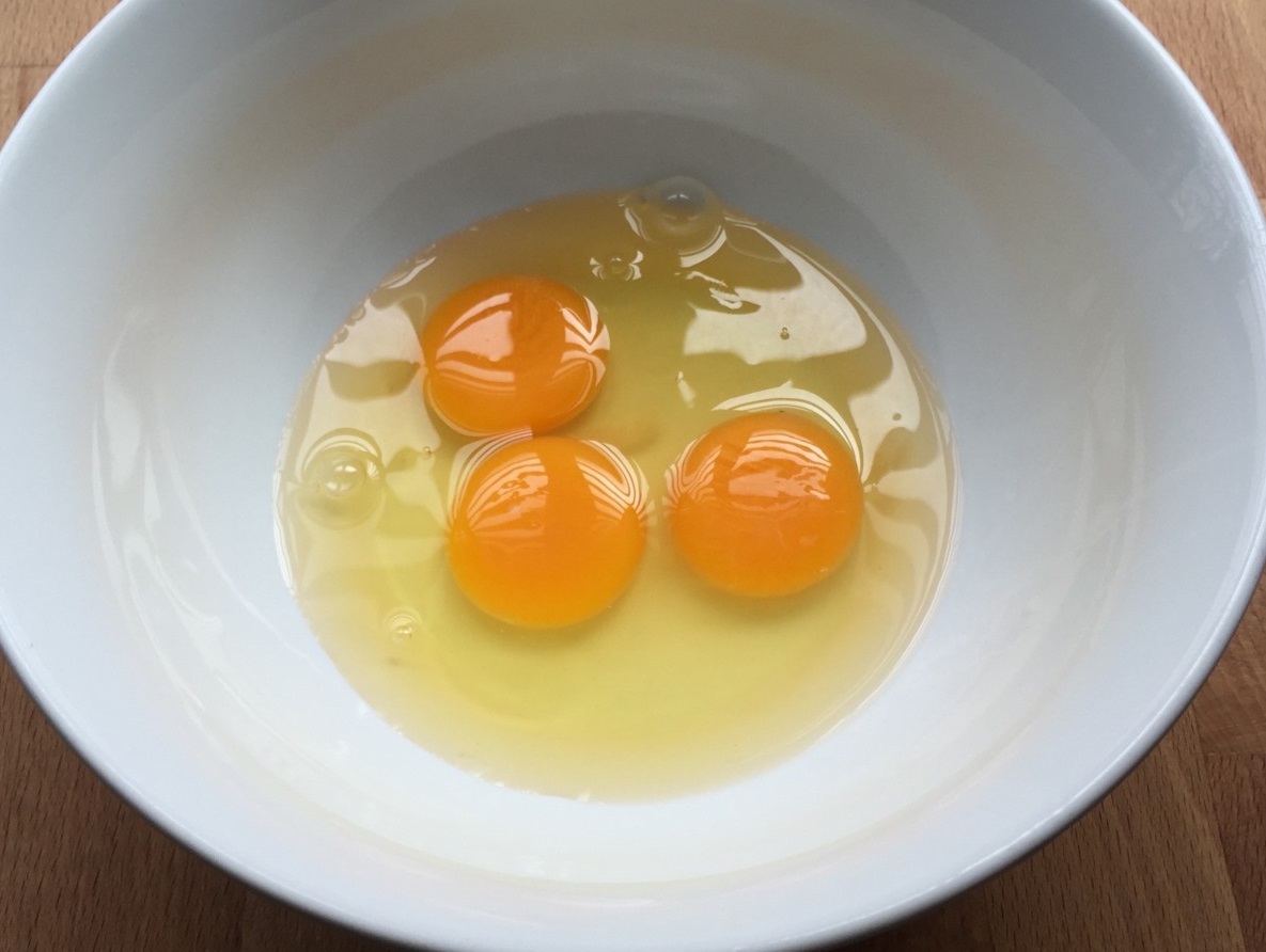 положить яйца в миску