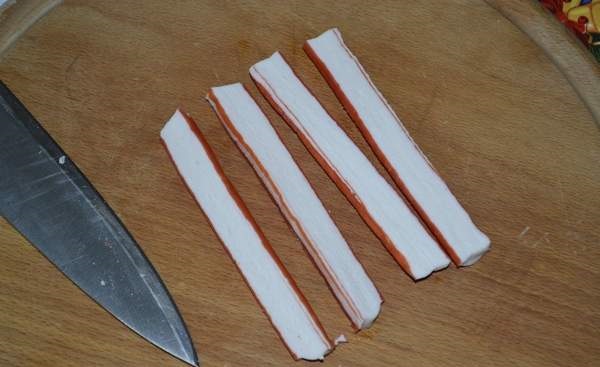 нарезать крабовые палочки