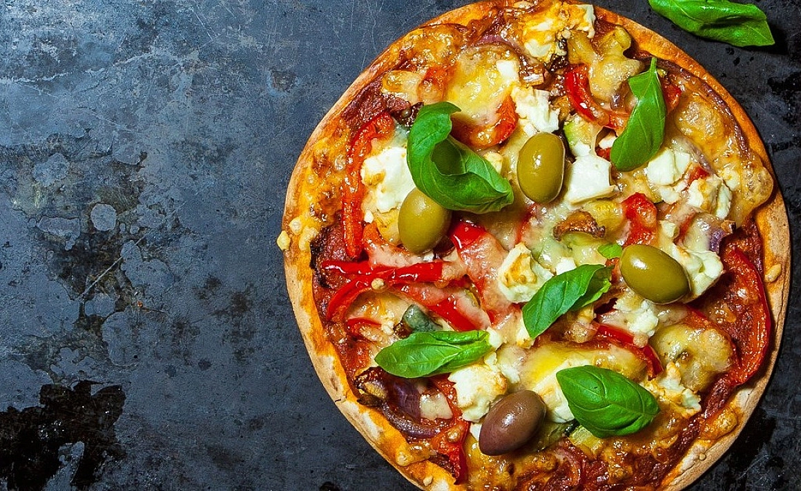 Vegetariška pica su daržovėmis, feta ir alyvuogėmis