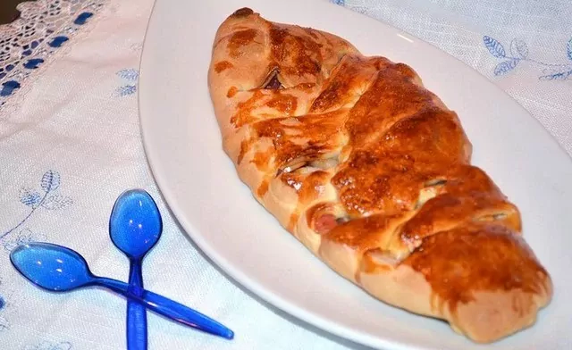 Kulebiak z jabłkiem i cukrem