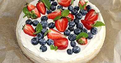 Sūrio pyragas su braškėm ir kremu