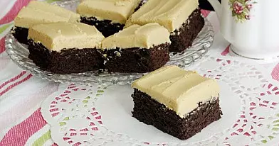 Brauniai su žemės riešutų sviesto kremu