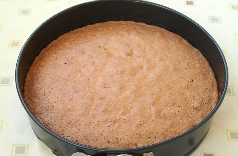 Сколько выпекать торт. Форма для бисквита. Бисквит в духовке. Форма для выпечки бисквита. Бисквитное тесто в круглой форме.