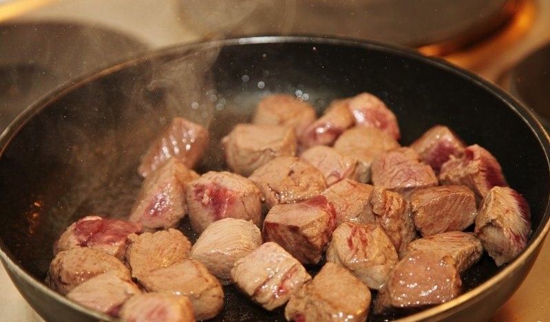 obsmażone kawałeczki mięsa