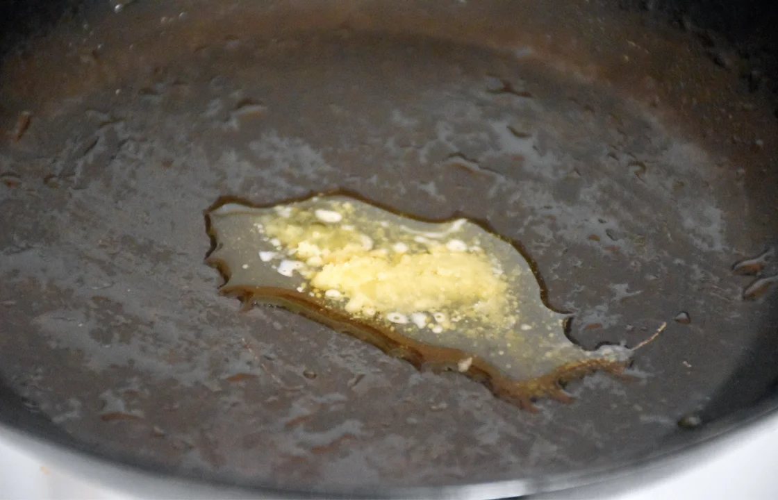 rozpuszczone masło w patelnie