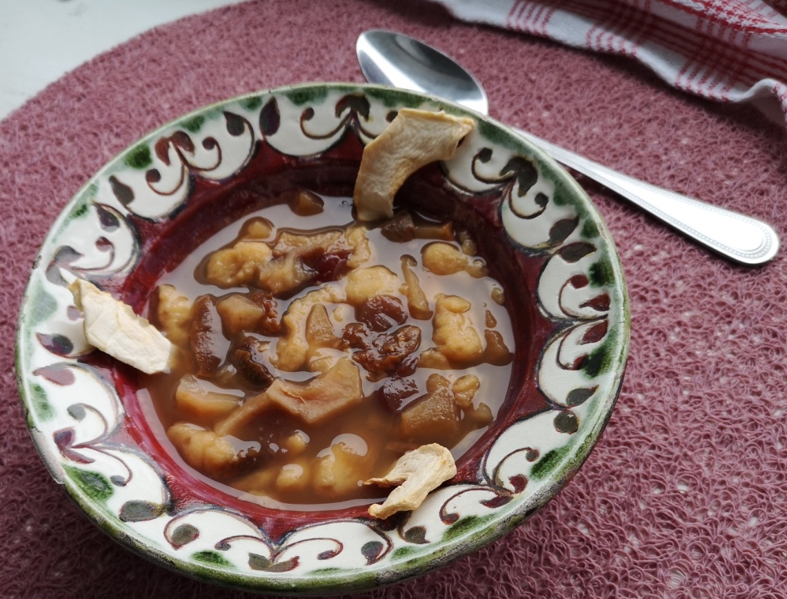 patiekta saldi džiovintų obuoliukų sriuba