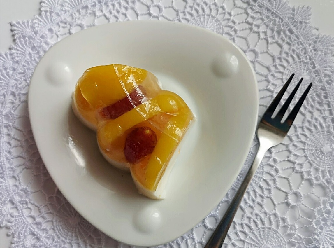 supjaustytas jogurtinis žele desertas su vaisiais