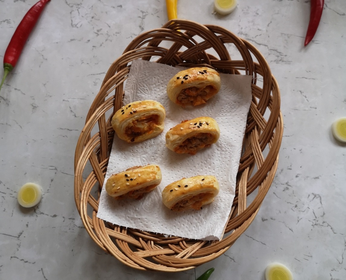 patiekti sluoksniuotos tešlos užkandis su tunu ir daržovėmis