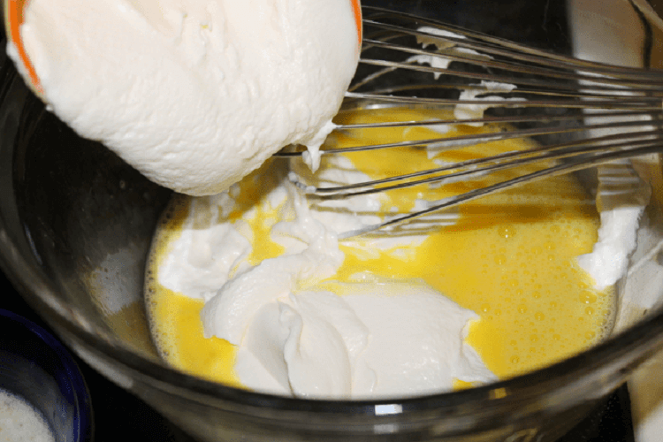 suplakti kiaušiniai su grietine, varške ir ištirpintu sviestu