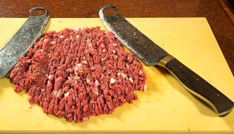 lašiniai ir mėsa supjaustyti kubeliais