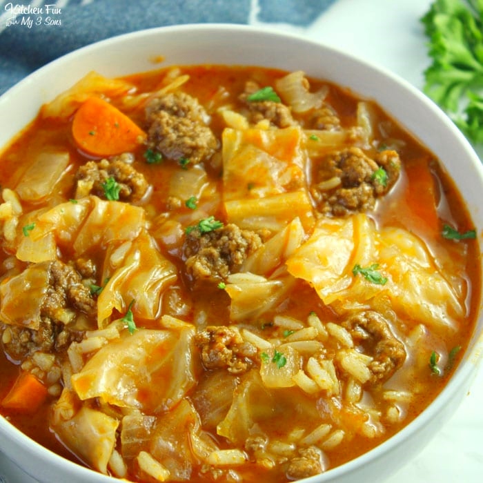 patiekta kopūstų sriuba